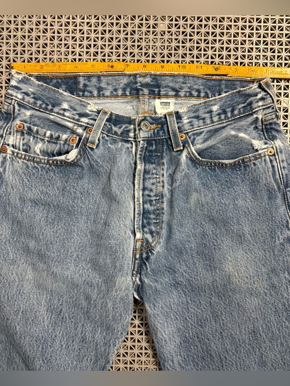 Vintage Levi's 501 Medium Wash Button-Fly Blue Jeans - Y2K - Picture 8 of 15
